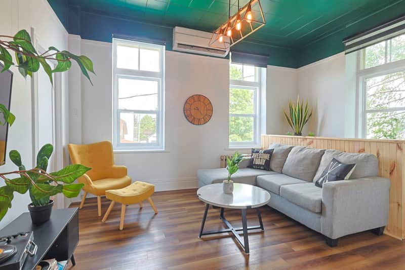 Salon de repos climatisé avec thermopompe et télé pour un confort optimal.