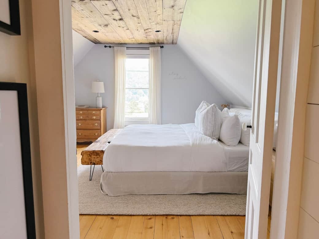 Upstairs Primary Bedroom - King Bed w/ ensuite *AC