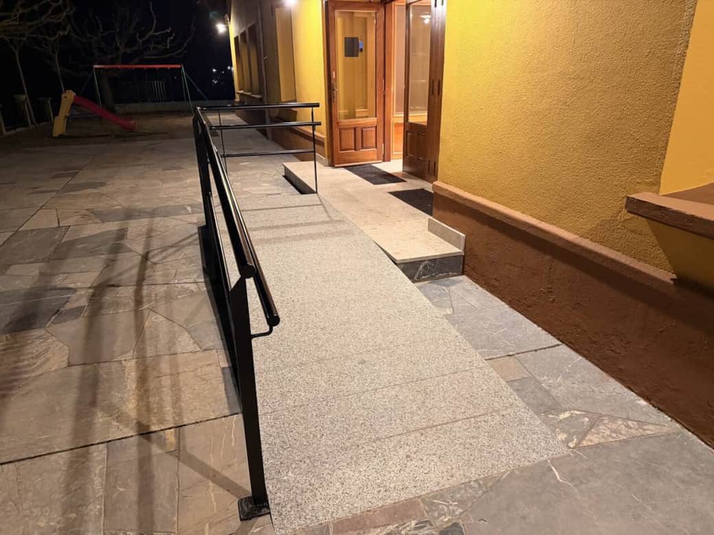 Exterior, rampa accesible