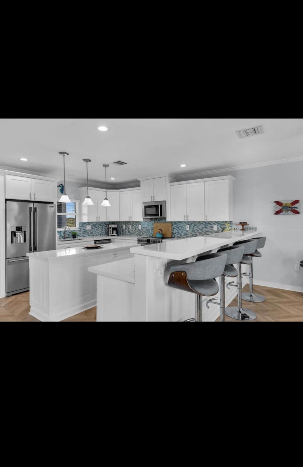 Kitchen with island and peninsula seating for 4 Kitchen with island and peninsula seating for 4
