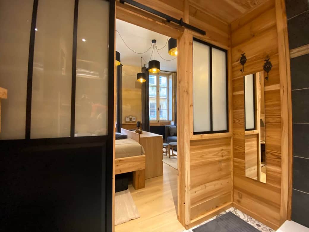 Sur cette photo vous êtes dans la salle de bain Sur cette photo vous êtes dans la salle de bain