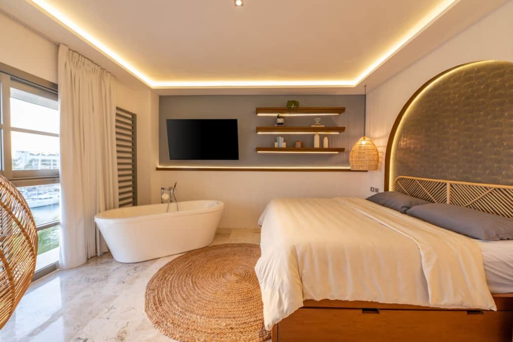 Recámara principal (cama KS)/ tina de baño 