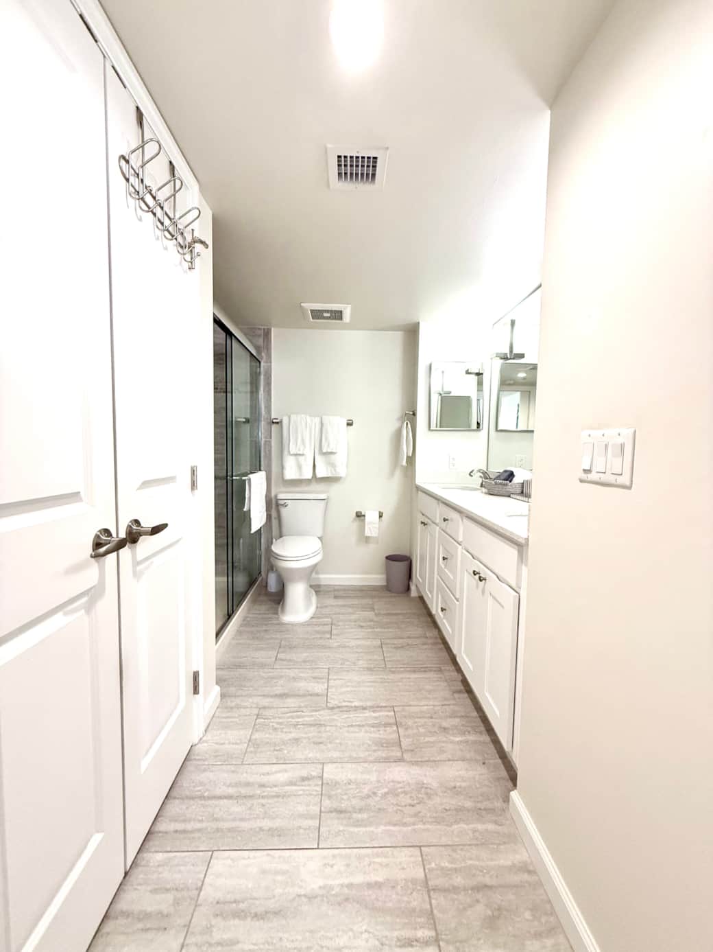 Full bathroom with Closet 