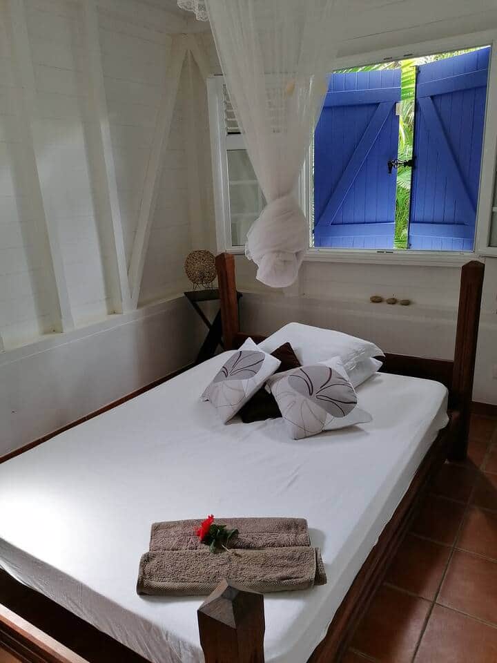 La chambre de la suite parentale, avec un lit très confortable et spacieux