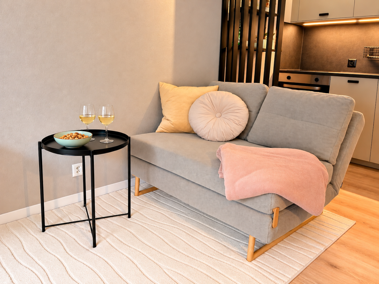 Gemütliches Wohnzimmer mit Schlafsofa in der Ferienwohnung.