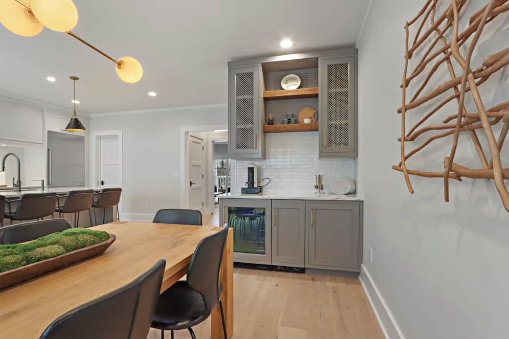 Dining and coffee station/bar (2nd floor)