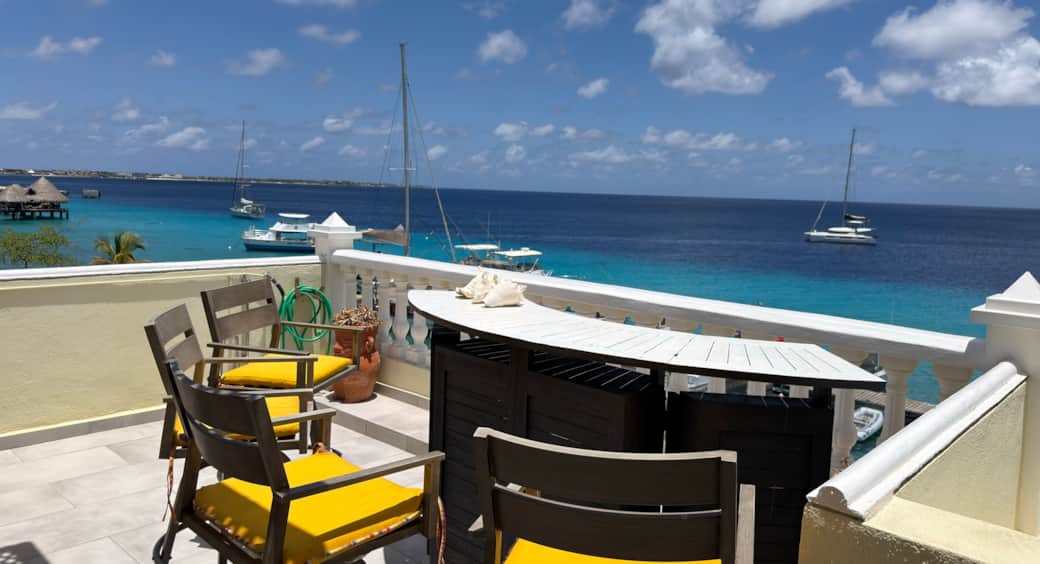Hier werden wij verliefd op Bonaire, het eindeloze blauwe uitzicht vanaf ons dakterras.