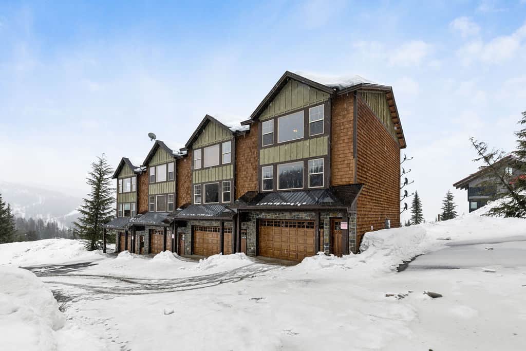 Beautiful end unit townhome close to Schweitzer Mountain Resort Village
