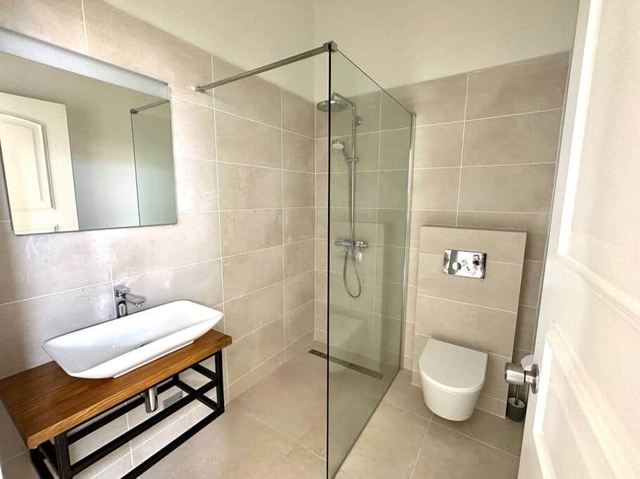 2nd bathroom (top floor) 2nd bathroom (top floor)
