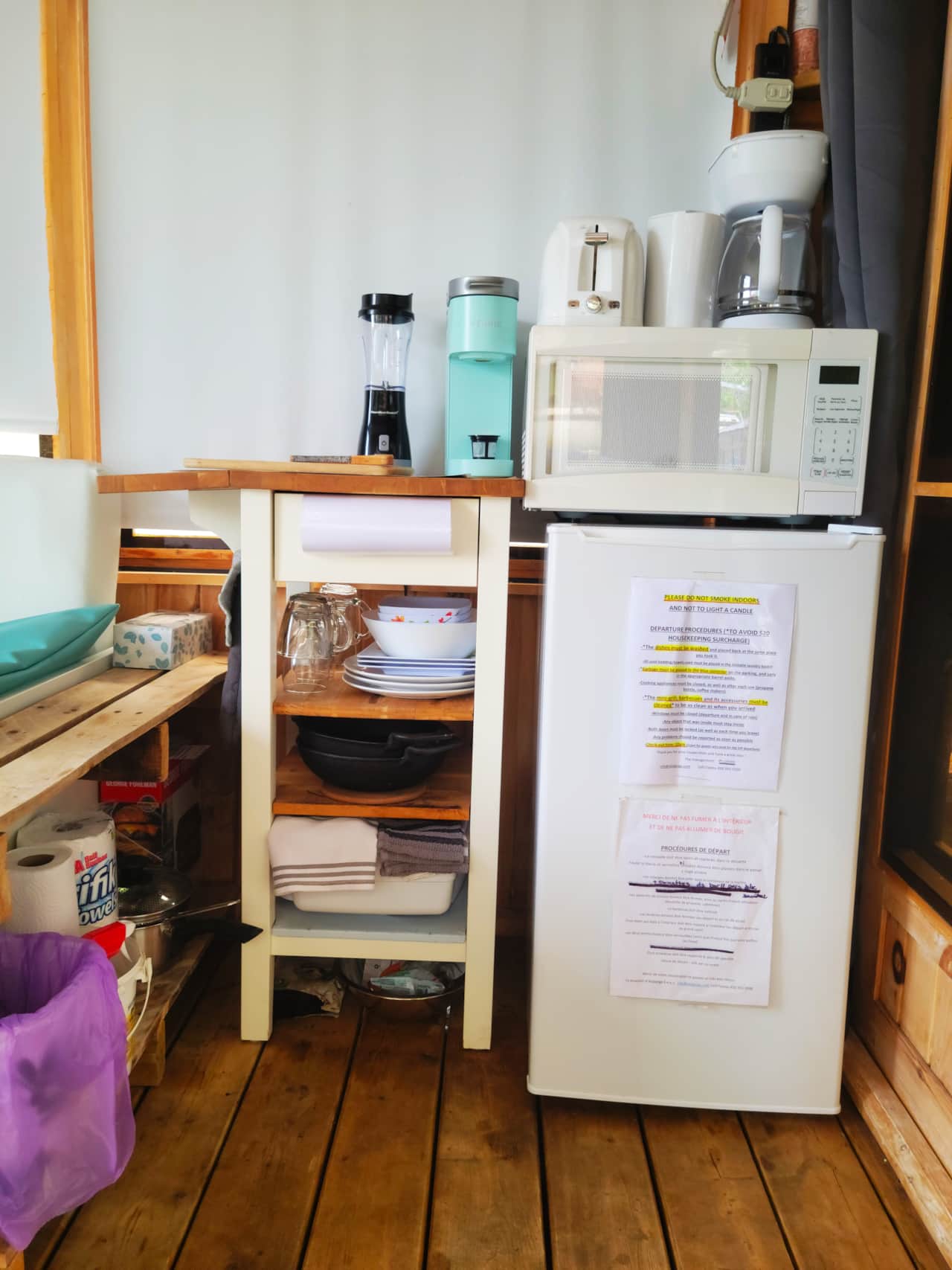 Équipement de cuisine (Vaisselle de base pour 3 personnes SANS FRAIS SI NETTOYÉE avant depart)