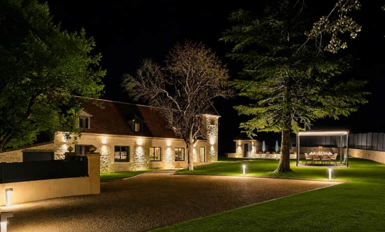 La Bastide du Causse — Les arbres et la maison à la nuit tombée