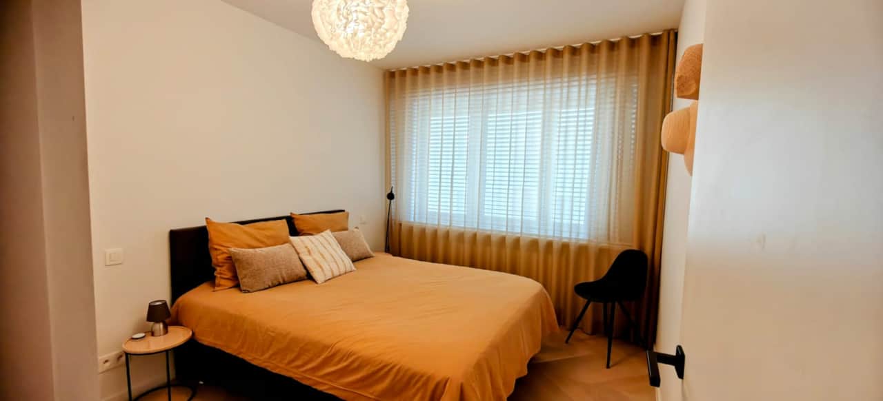 Grote slaapkamer met dubbel bed