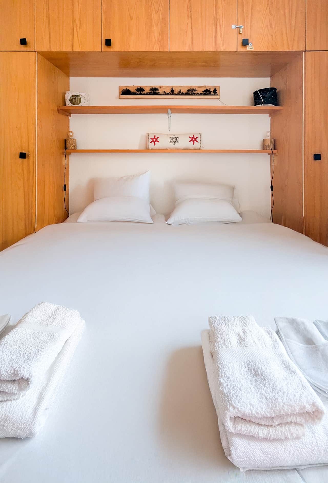 Großes Doppelbett mit eingebauten Regalen zur Aufbewahrung Ihrer Sachen.
