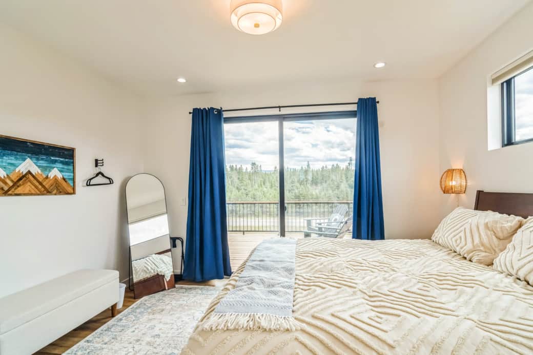 Master king bedroom - deck access, private bath, clothing storage Master king bedroom - deck access, private bath, clothing storage