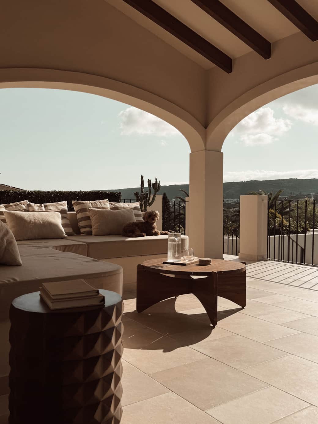 Lounge bank buiten met panoramisch uitzicht over vallei en zwembad.