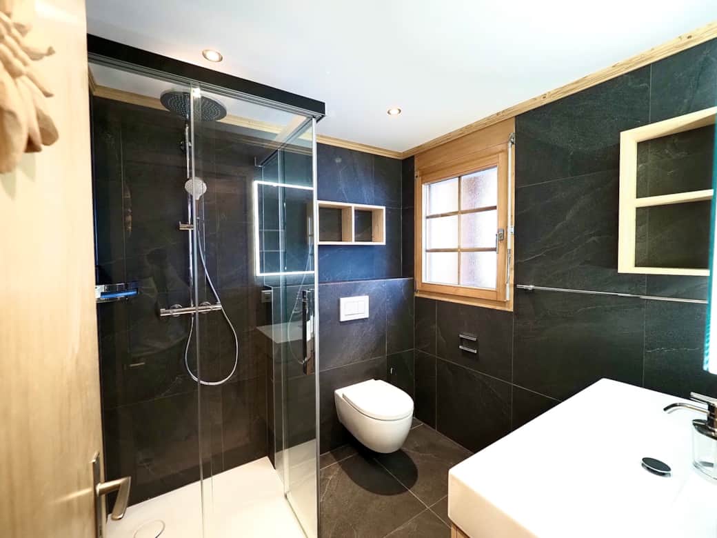 Badezimmer mit Regendusche 