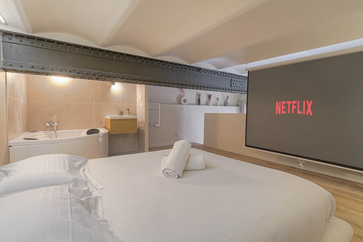 Loft Jacuzzi & Cinéma à Caluire-et-Cuire : lit king size et écran de home cinéma