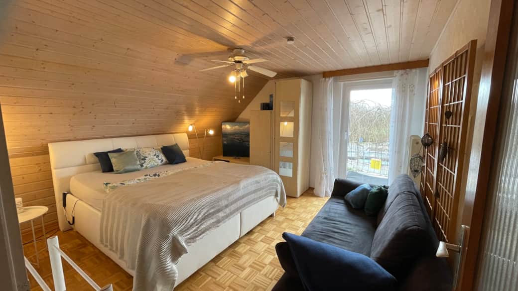 Schlafzimmer blau mit Ventilator & Sofa