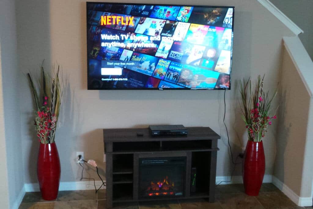 Living room - fireplace & Smart TV 