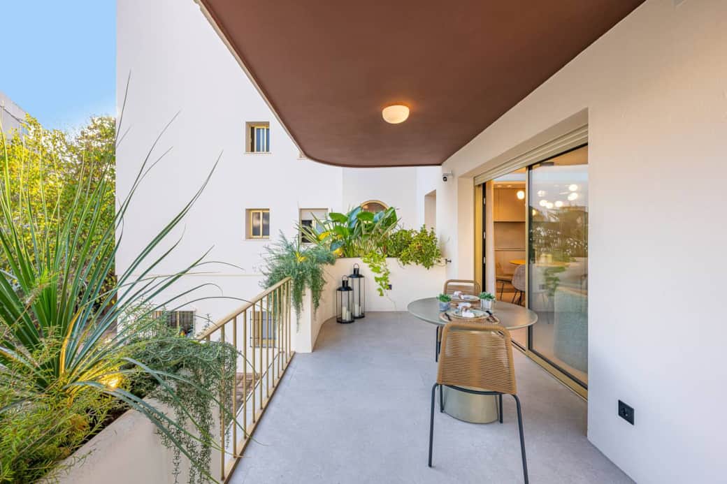 Welcome to your outdoor living room. This spacious terrace surrounds you with lush greenery and invites you to relax or share moments in its pleasant outdoor dining area. Comfort, privacy, and nature are just a step away from the interior.