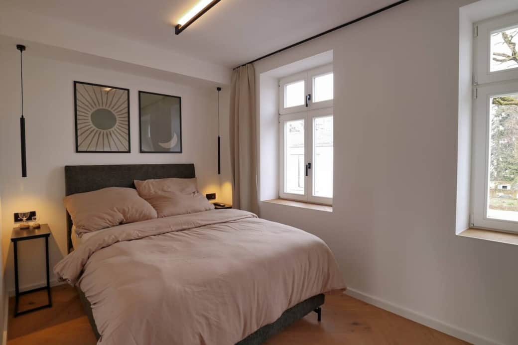 Schlafzimmer mit Queensize Bett, Smart-TV mit Netflix, Kleiderstange und Kofferablage