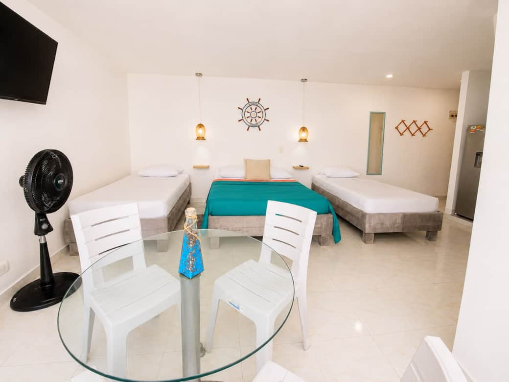 Apartamento de un ambiente con una cama doble y dos camas sencillas. Aire acondicionado. Apartamento de un ambiente con una cama doble y dos camas sencillas. Aire acondicionado.