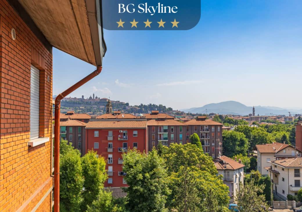 Vista suggestiva sui tetti e sulle mura storiche di Città Alta.