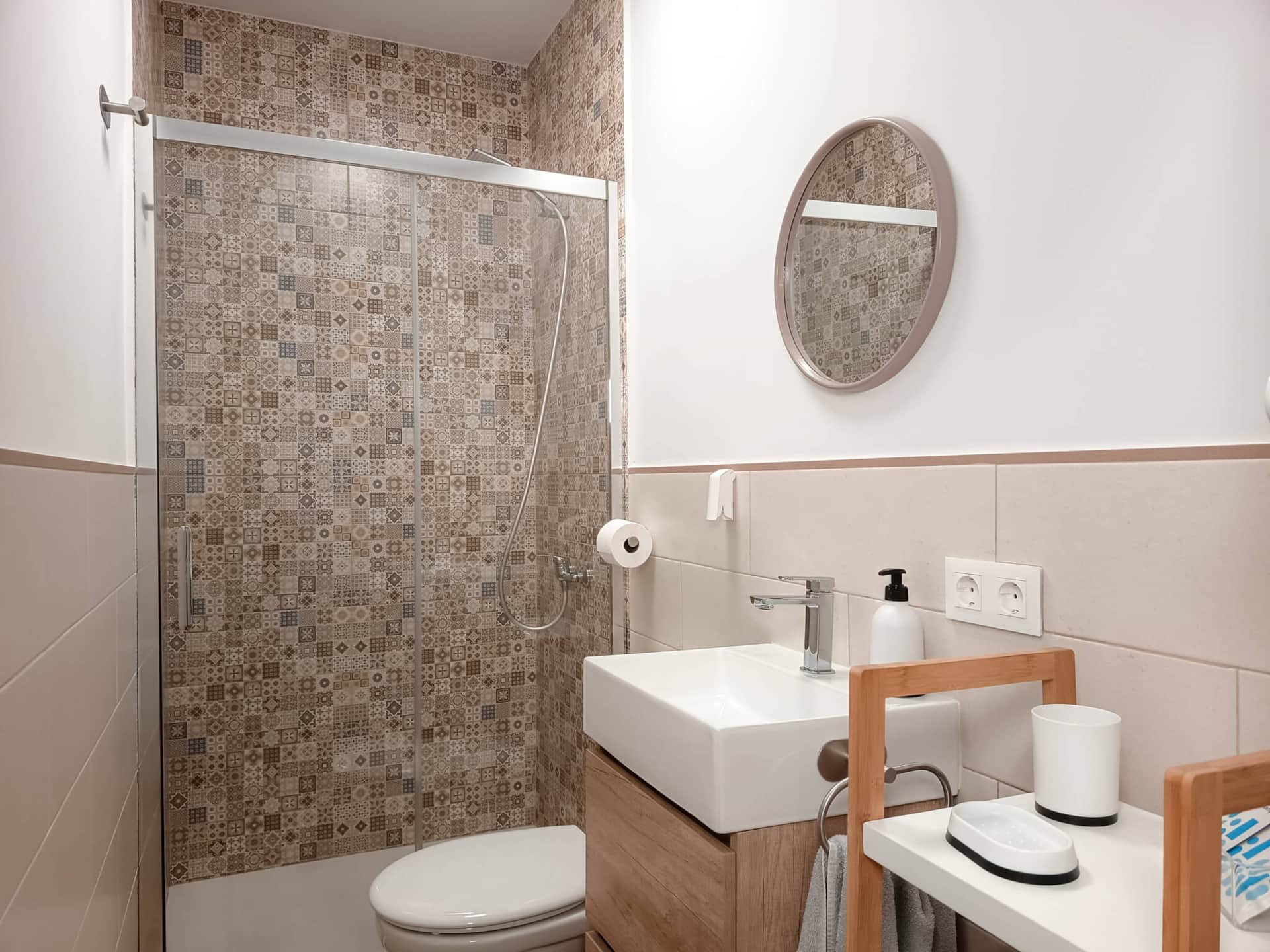 Baño moderno con ducha amplia en casa rural en Polán (Toledo) con amenities y secador