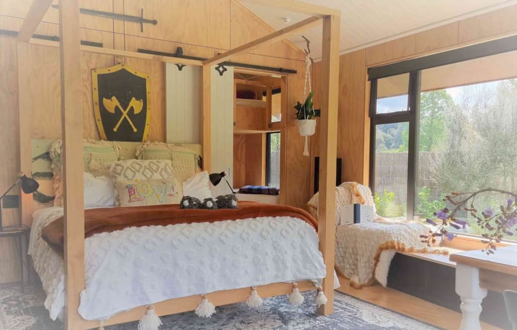 Romantic four poster at River Song cabin Riplles Retreat (1)