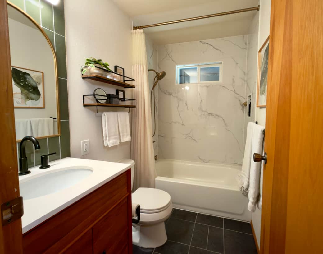 2nd Floor_Tub & Shower