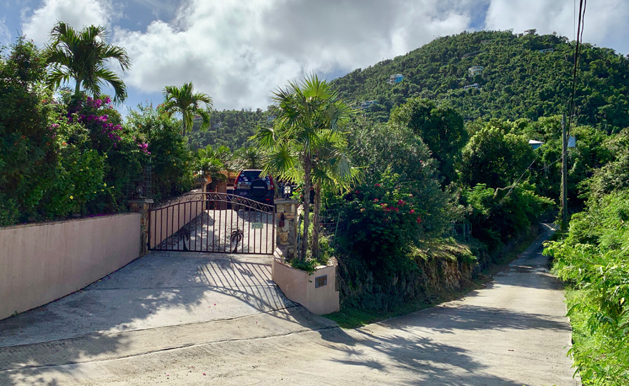 Easy access with manual gate at driveway