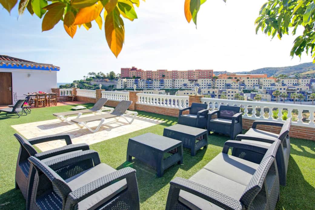 Terraza junto a la piscina