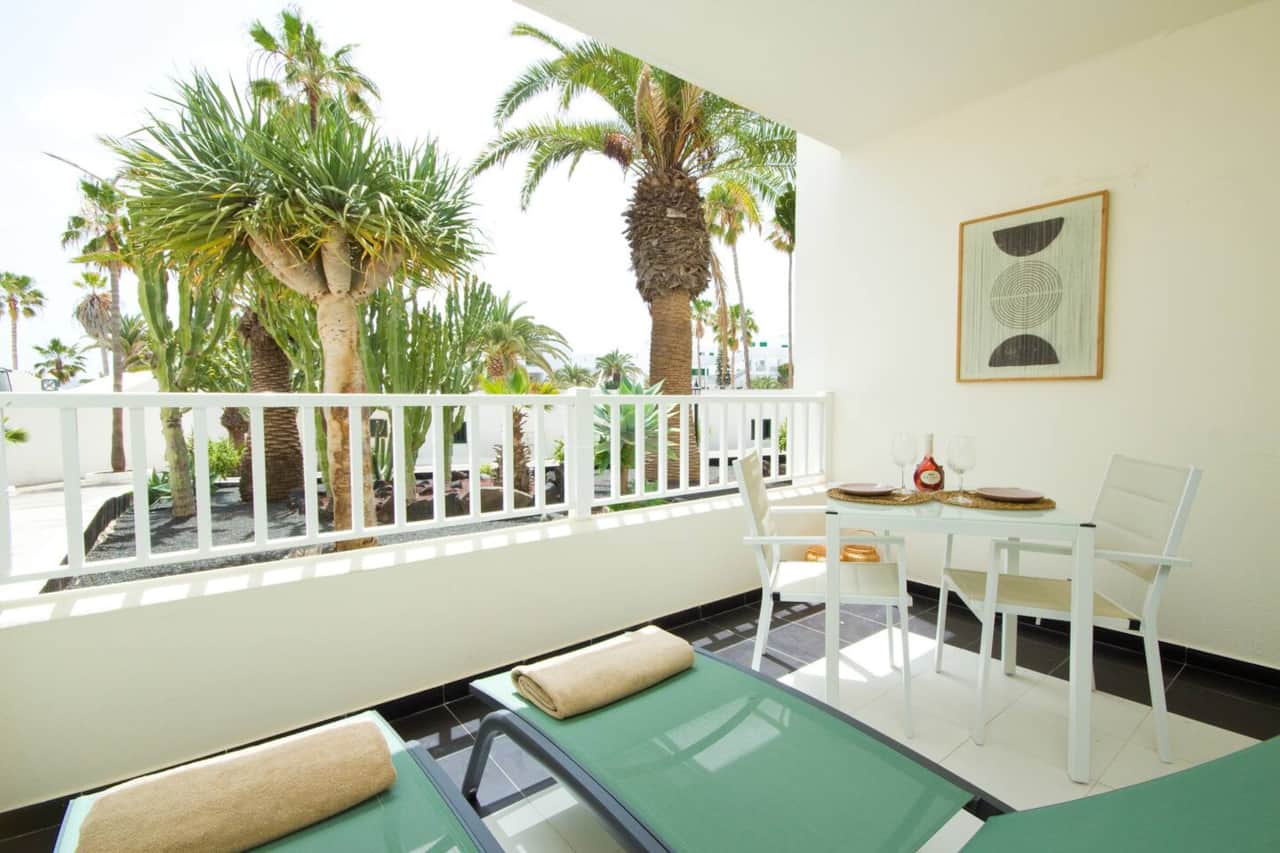Holiday flat with an outdoor terrace at Playa Roca, Costa Teguise