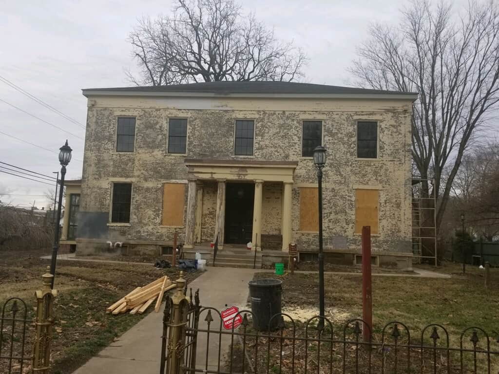 Rough appearance during the window and masonry restoration