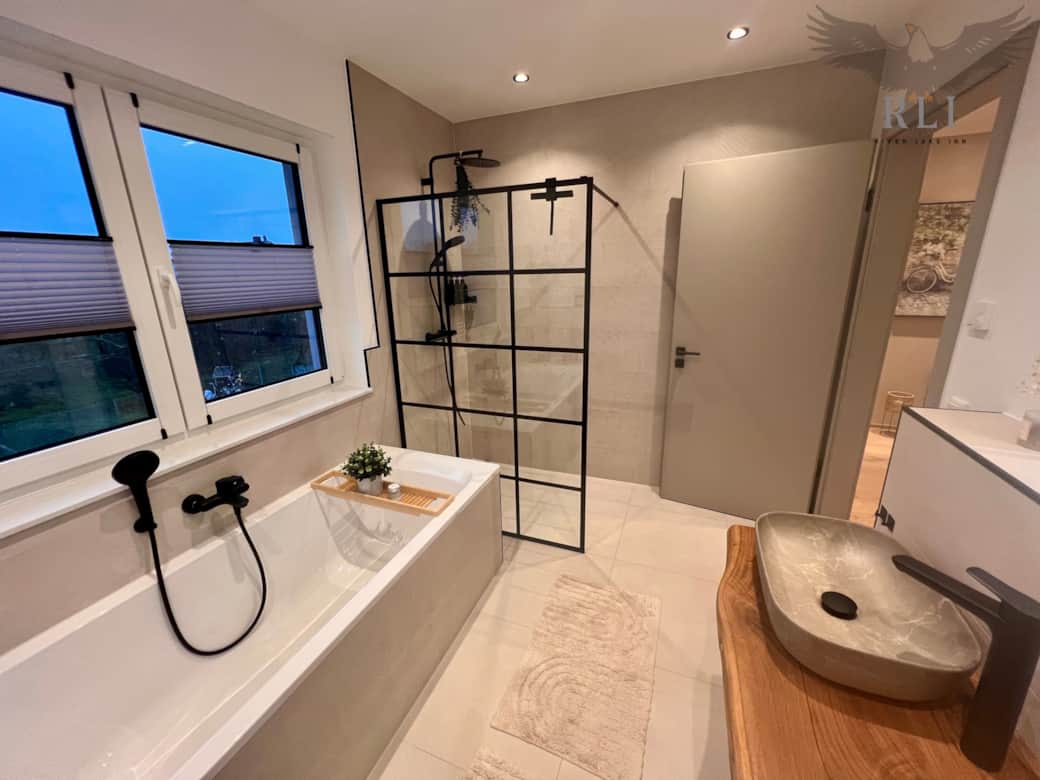 Vollbad mit Wanne, Dusche und separaten Waschbecken Vollbad mit Wanne, Dusche und separaten Waschbecken