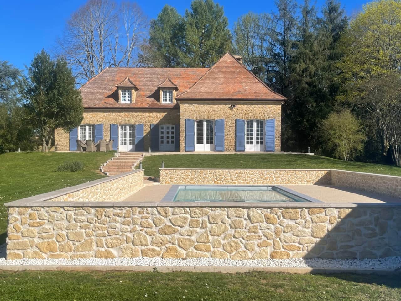 Natursteinfassade von Maison Sérénité mit Privatpool in der Dordogne