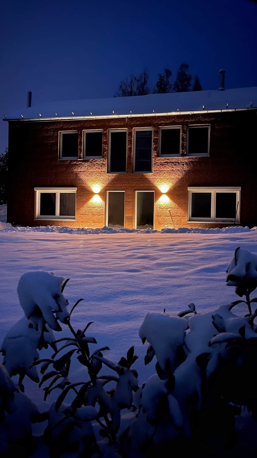 Wenn der Tag leiser wird: Dämmerlicht, Schnee und das sanft angestrahlte Chalet – pure Ruhe.
