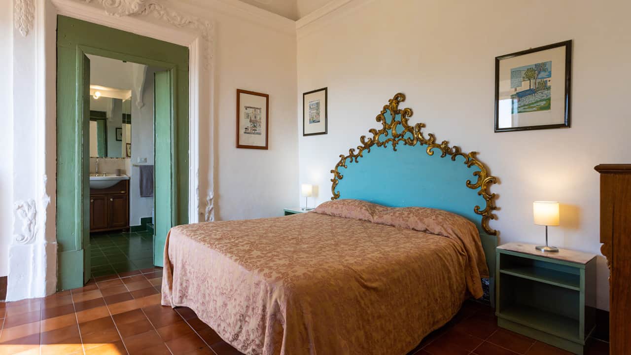 Camera matrimoniale master con aria condizionata, bagno en-suite e vista campagna.