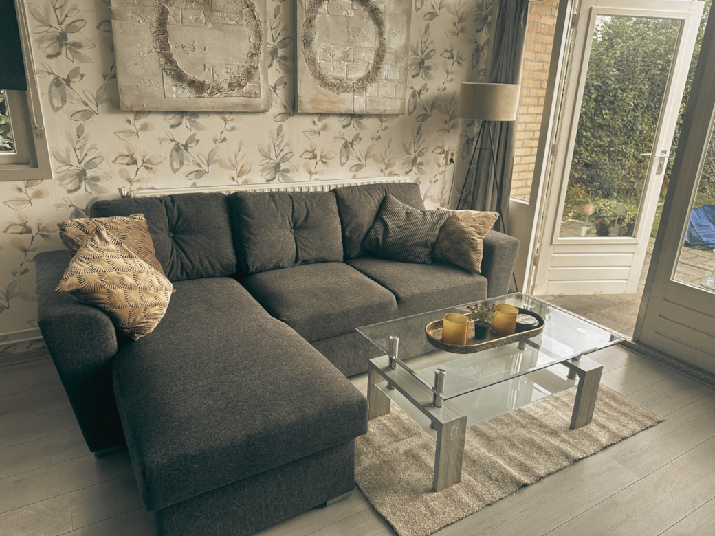 Hygge Wohnecke mit Fensterfront