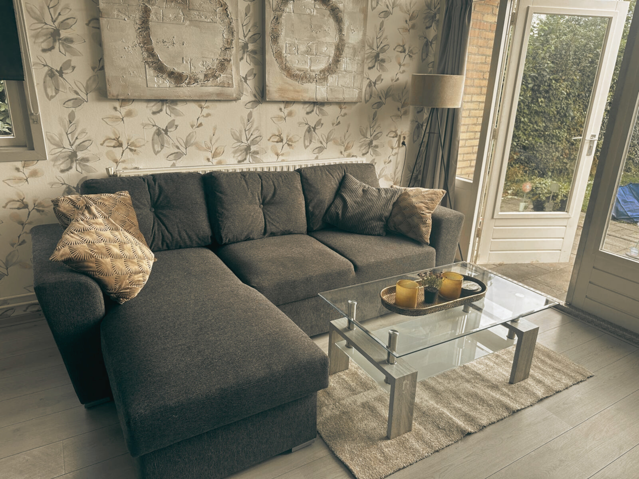 Hygge Wohnecke mit Fensterfront