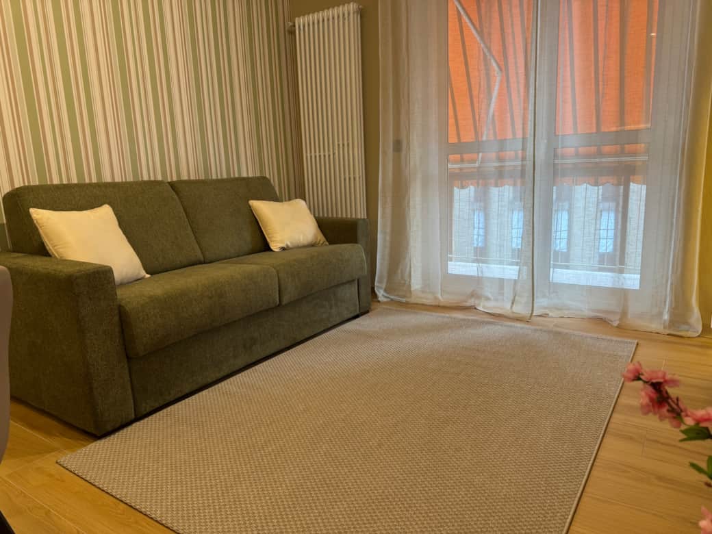 Un divano elegante e confortevole, pronto a trasformarsi in letto.