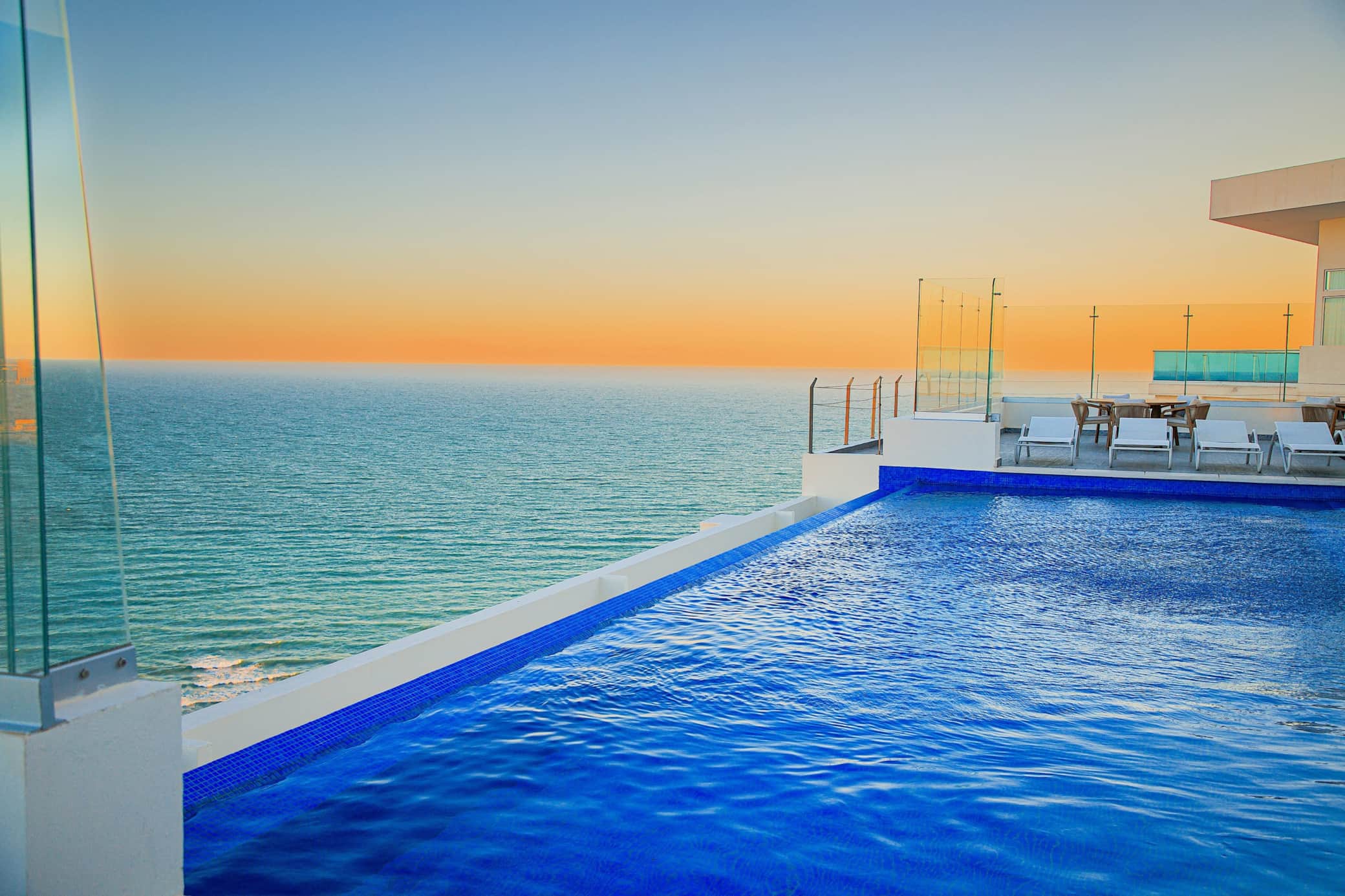 Roof-top pool facing west