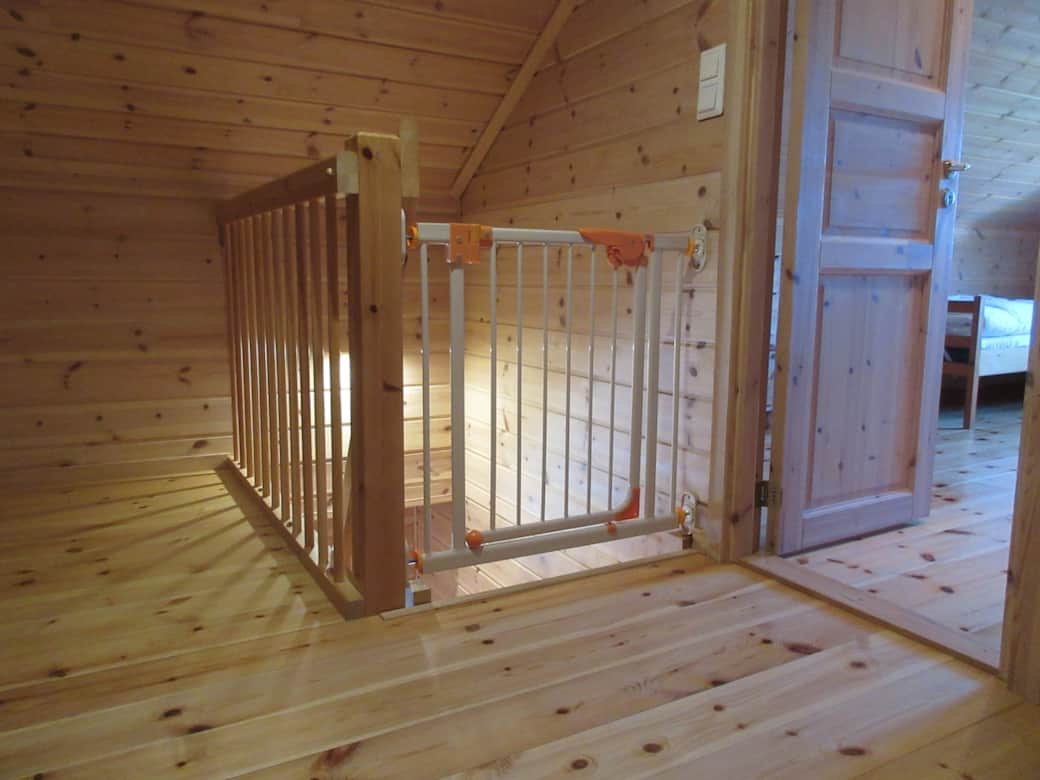 Die Treppe zum Erdgeschoss ist mit einer Kindersicherung ausgestattet, sodass Ihre Kinder in diesem Bereich sicher spielen können. Zudem befinden sich im Dachgeschoss ein Feuerlöscher und eine Notleiter für den Ernstfall.