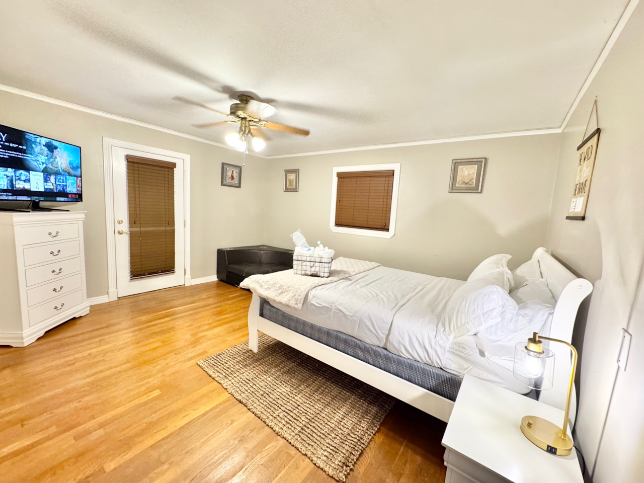 3rd Bedroom: 1x Queen Bed