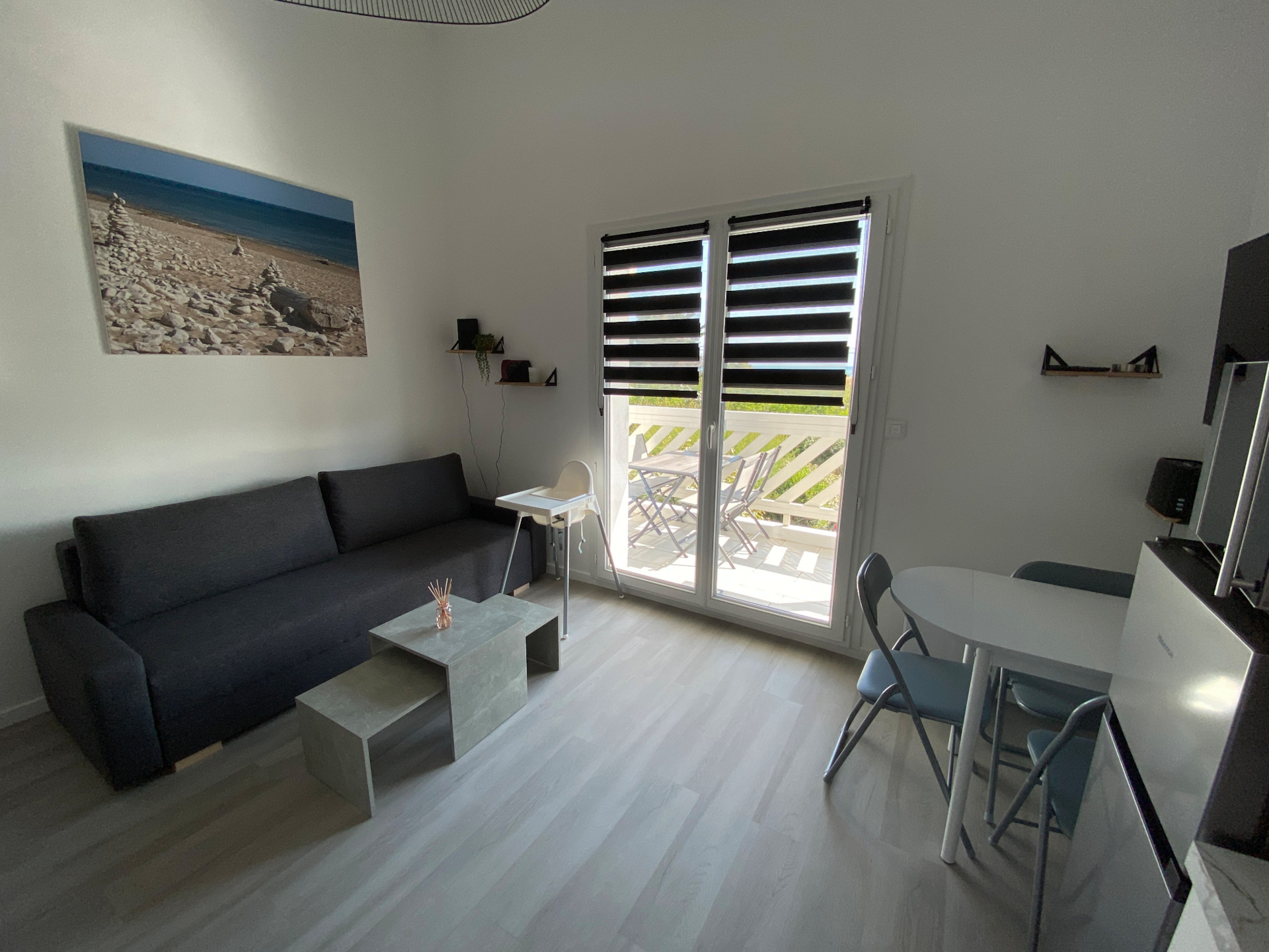 Living room with sofa, TV and relaxation area in an apartment at Les Terrasses 17