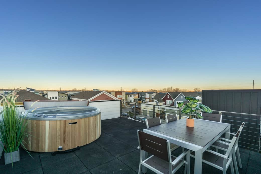 Downtown Views Deluxe Guesthouse + Rooftop Spa! Vacation Home in Fort