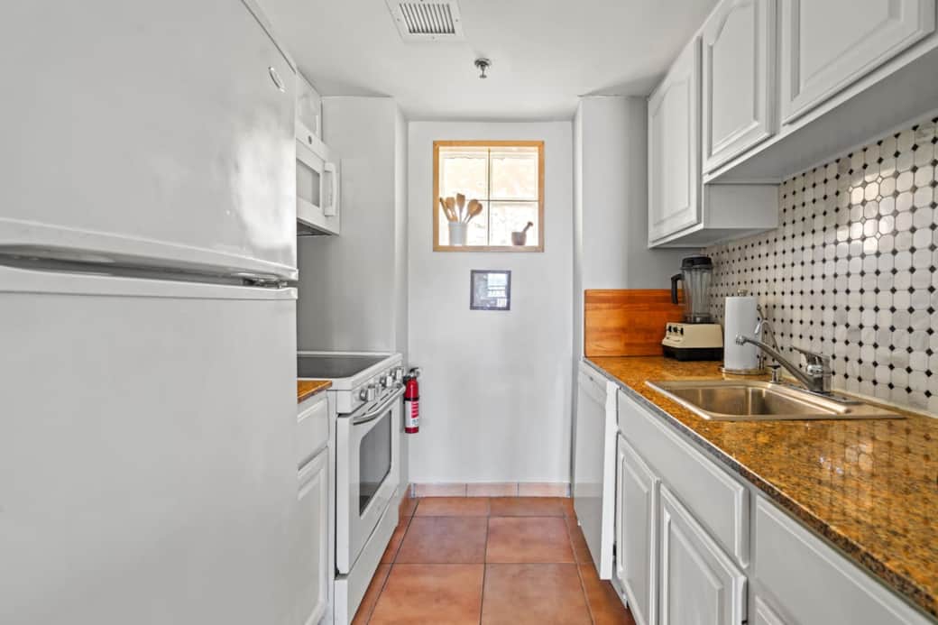 The fully equipped kitchen