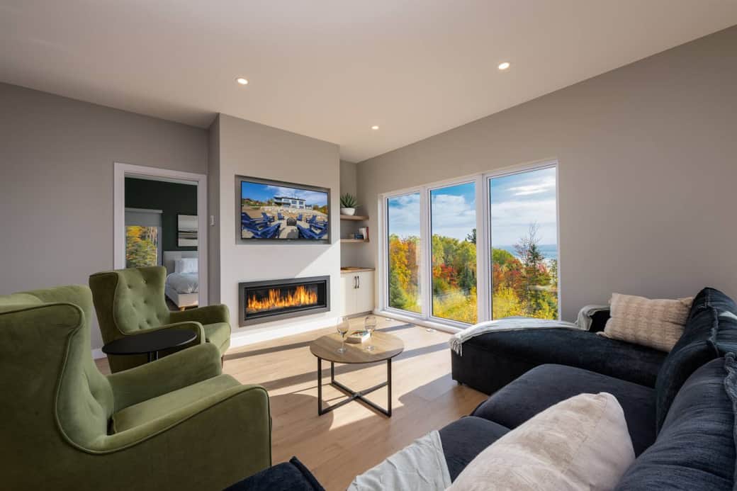 Living room (gas fireplace)