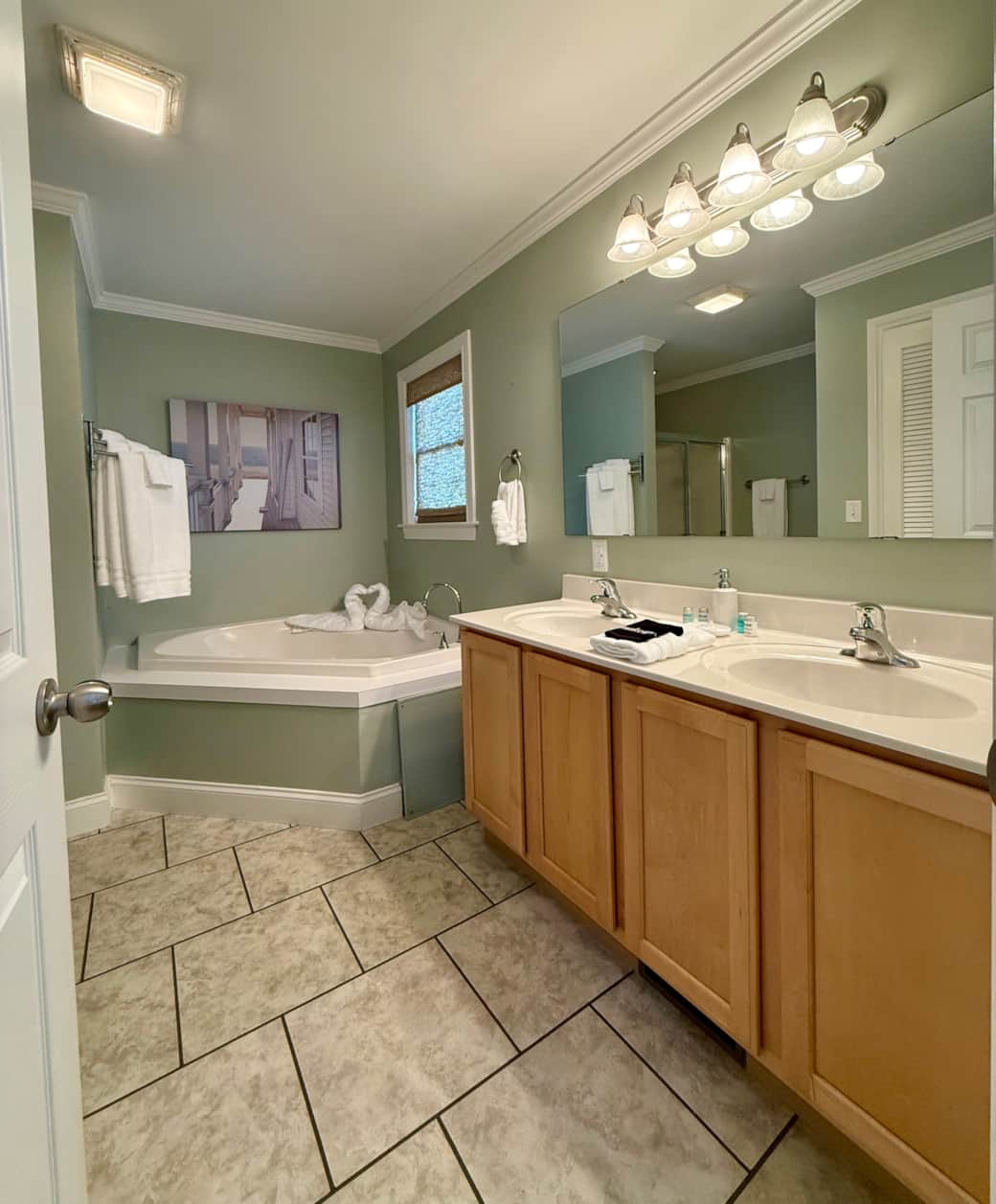 Main level bath with jetted tub - King bedroom en-suite