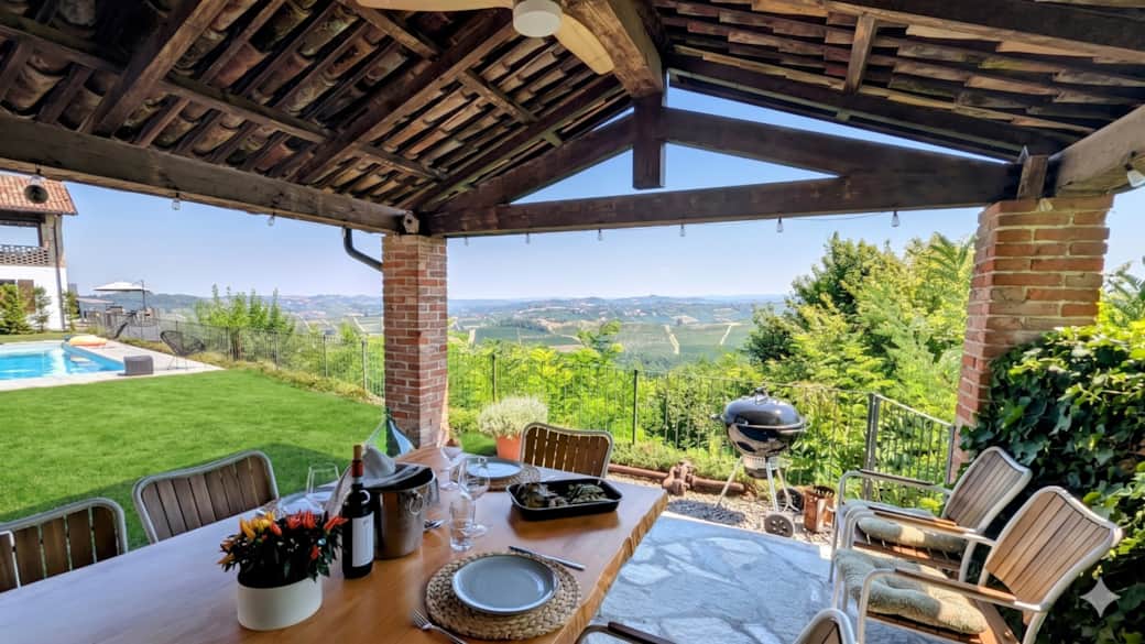 Outdoor dining area with views on the vineyards